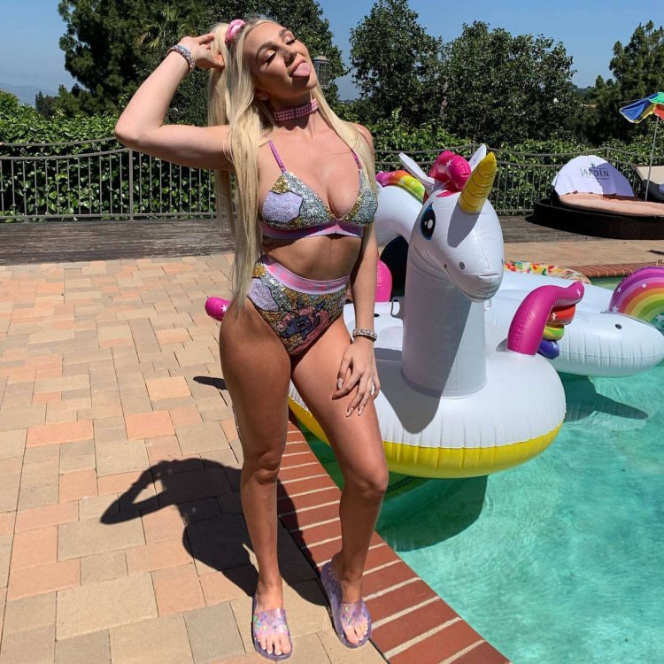 Kendra Sanderland Hot photo