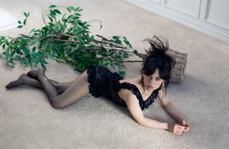 Jenna Ortega Wallpaper