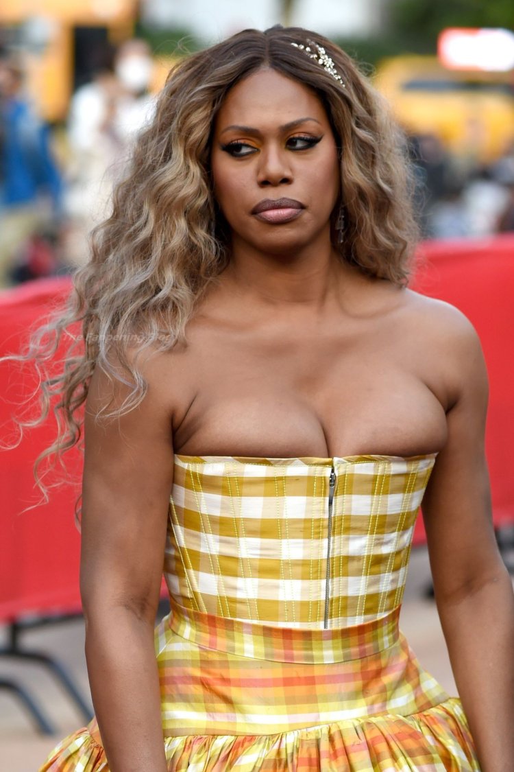 Laverna Cox without panties