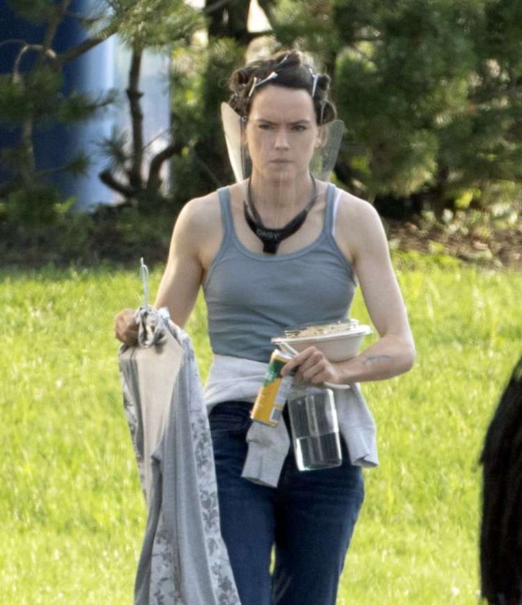 Daisy Ridley 2021 paparazzi