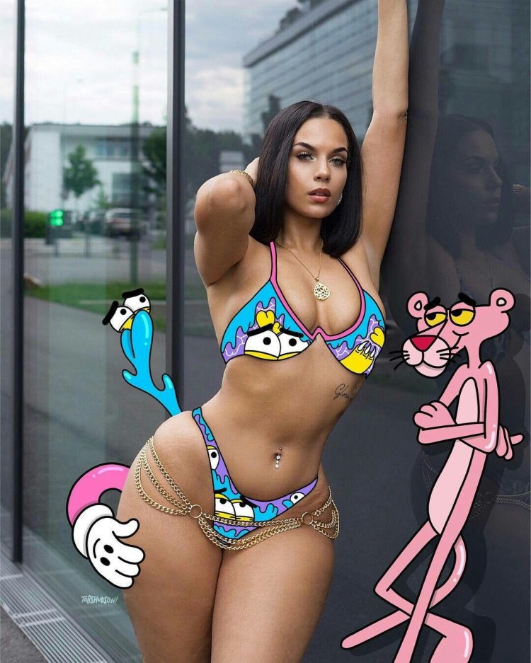 Model with wide hips of Amir Duma