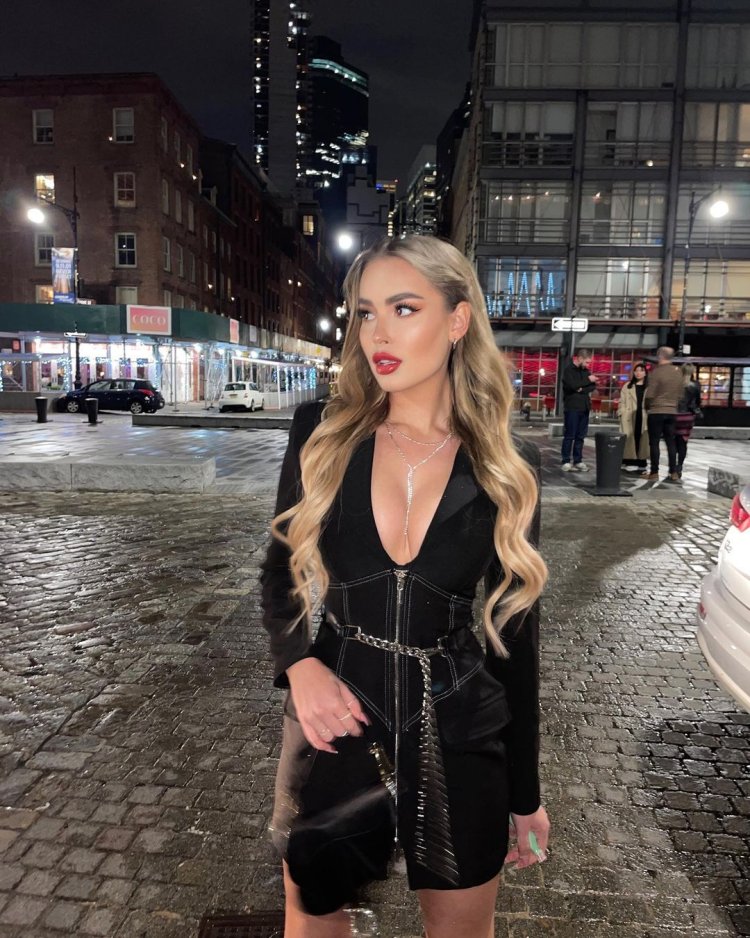 Elena Kamperi Instagram