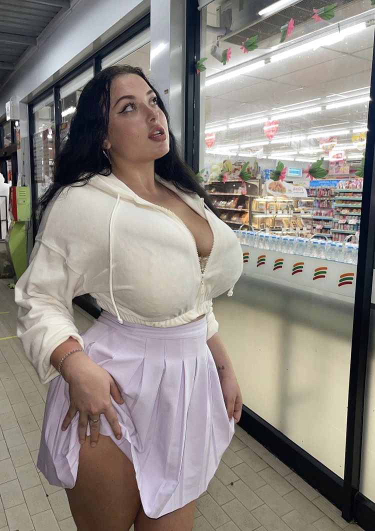 Milada Moore @milaadamoore