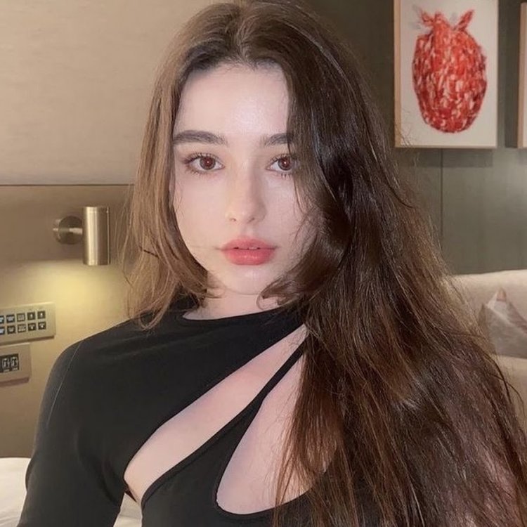 Dasha Taran Selfie 2018