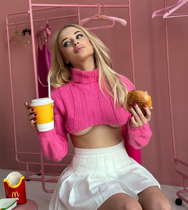 Ukrainian blogger blonde