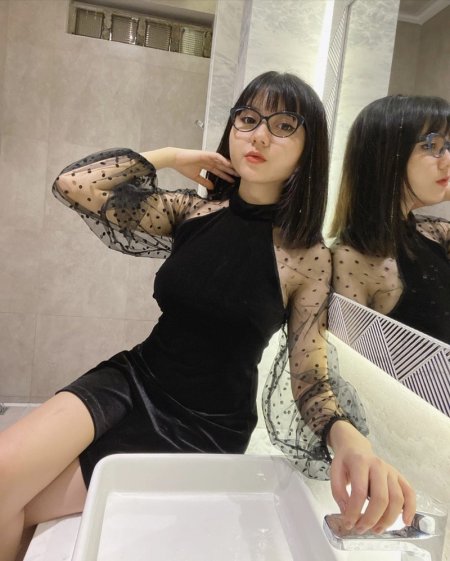 Sarah Viloid Buka Baju