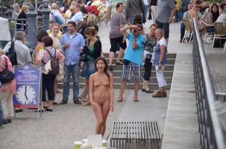 Nudity in public places