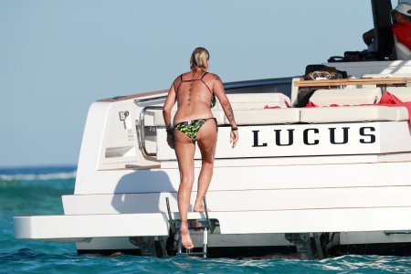 Sarah Connor in bikini