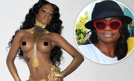 Azealia Banks Topless At Show