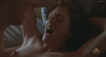 Sigurni Weaver bed scenes