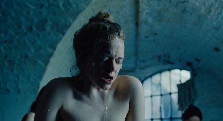 Emma Stone Naked in The Favorite