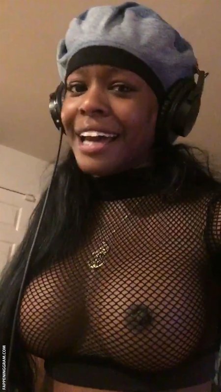Azealia Banks likes to show boobs