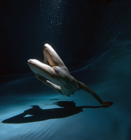 Underwater shooting nude