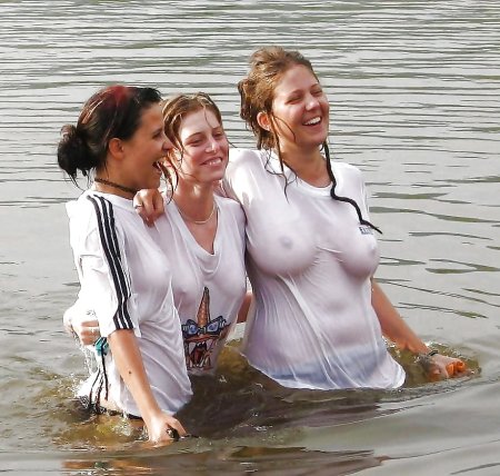 Bathes without a bra