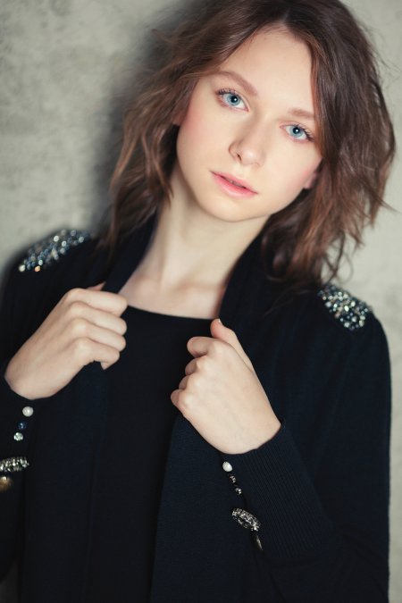 Lary is a model of a fashion model