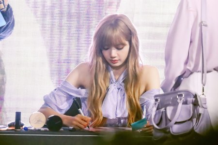 The throne is at Lalisa