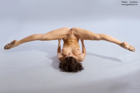 Violeta laczkowa naked in a pack