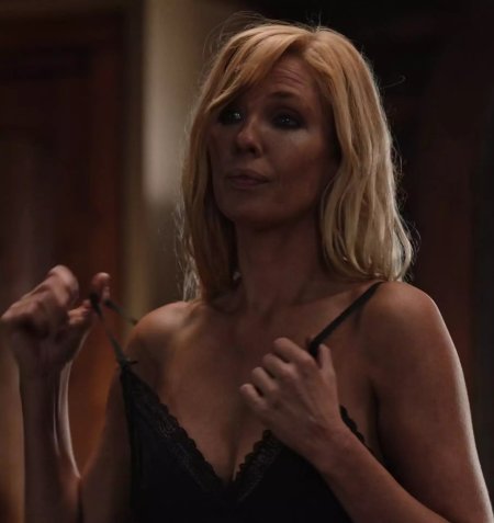 Kelly Rilely Topless Yelloustone