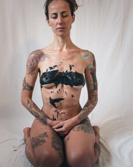 Eleanor Burtoni is naked