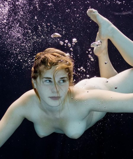 Underwater bathing is naked
