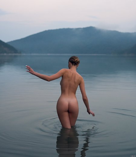 Girl nude in the nature of the h. Figure
