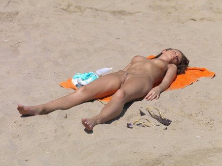 Women without panties on the beach