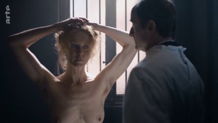 Naked actress Esther Asebo