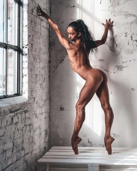 Laetitia Bouffard is completely naked