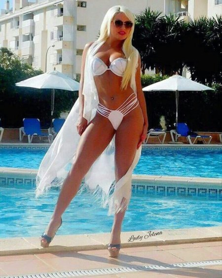 Jelena Unikat in bikini