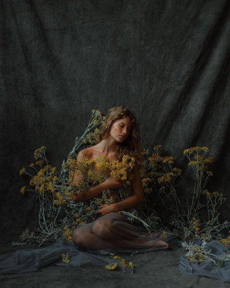 Photo shoot nude in flowers