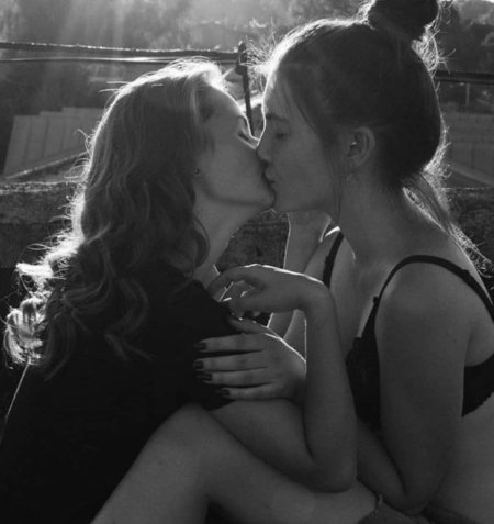 Emma Watson lesbian kisses