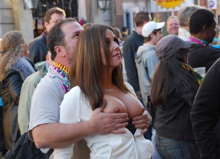 Girls show the buzz in public places