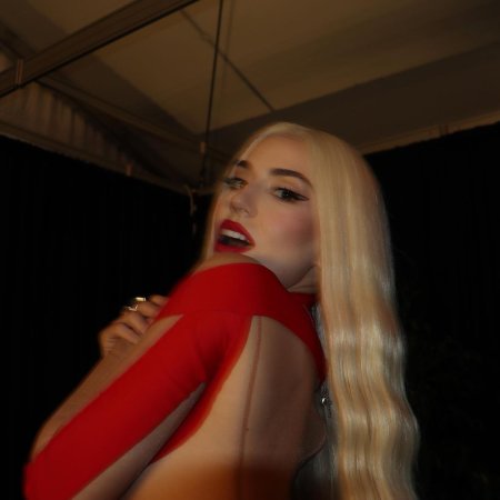 Ava Max Sisi