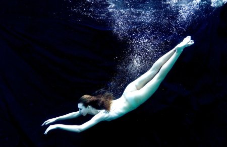 Underwater erotic shootings