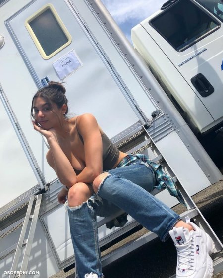 Kira Kosarin undresses