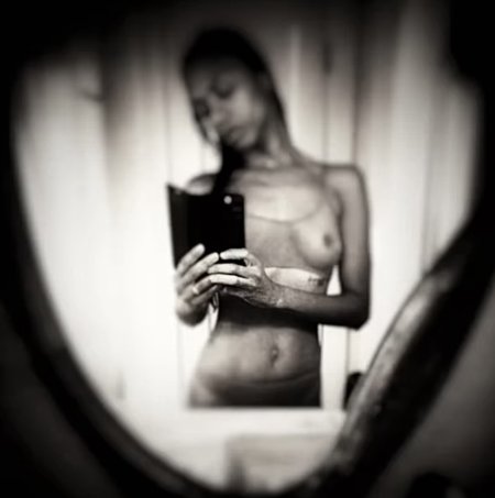 Zoe Saldana photo naked