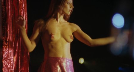 Akinshina is completely naked