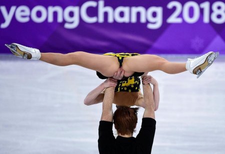 The skater rides without panties