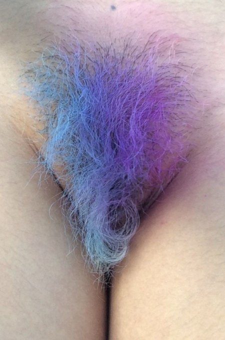 Multi -colored hair on the vagina