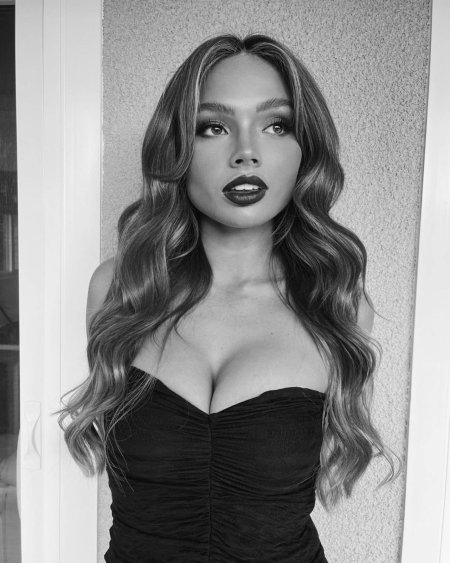 Natalie Elin is sexy