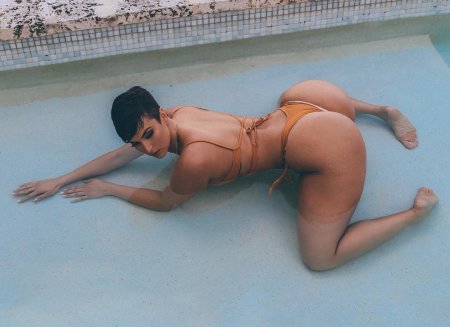 The back of Alice is hot