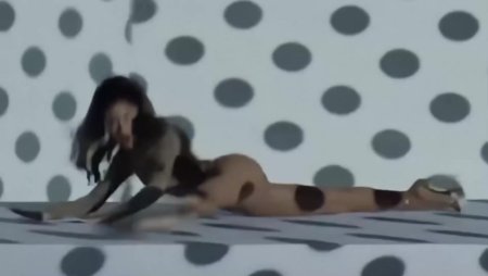 Ariana Grande showed boobs