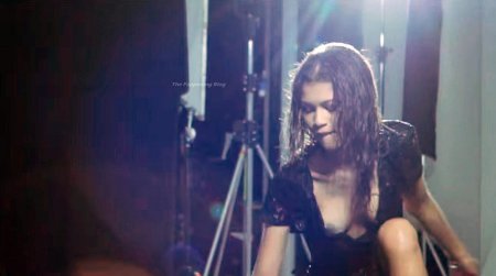 Zendaya breasts fell