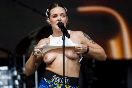 Singer Tove LO Toples