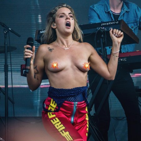 Tove LO Naked without underwear